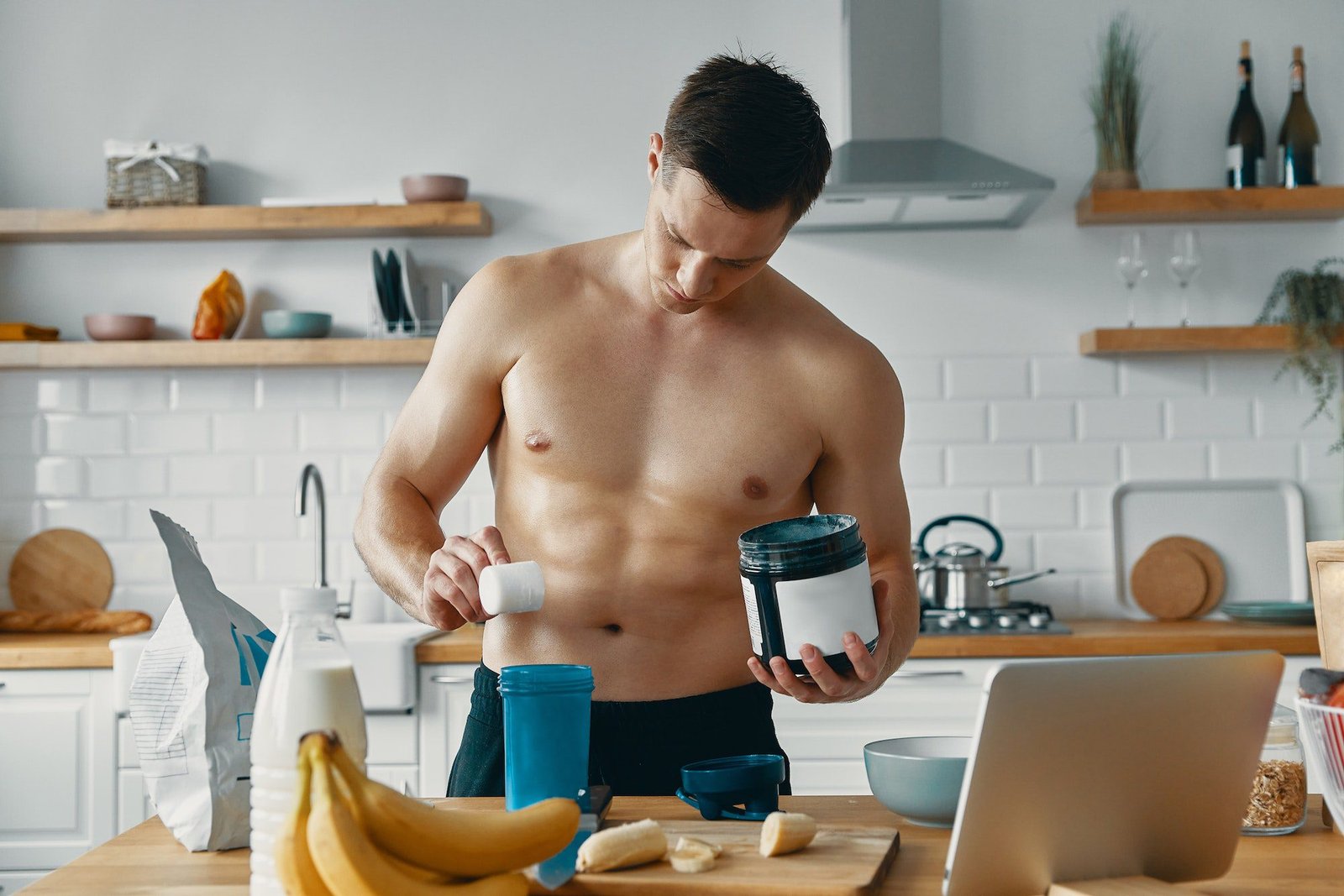 Suplementos de glutamina, hombre praparando sumplemento para tomar