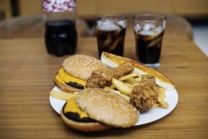 comida chatarra con gaseosa