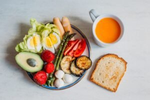 La Importancia de la Nutrición en el Rendimiento Deportivo. alimentos en un plato