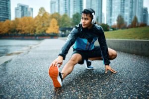 joven haciendo estiramiento. Consejos para Optimizar la Recuperación Muscular despues del entrenamiento.