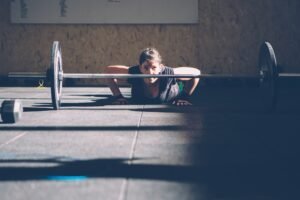 Estrategias para Desarrollar Fuerza y Potencia en tus Entrenamientos. Mujer haciendo Burpees