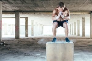 Estrategias para Desarrollar Fuerza y Potencia en tus Entrenamientos. Hmobre haceindo el ejercicio de salto al cajon