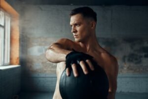 Estrategias para Desarrollar Fuerza y Potencia en tus Entrenamientos. Hombre haciendo el lanzamiento de balon medicinal