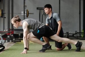 Estrategias para Desarrollar Fuerza y Potencia en tus Entrenamientos. Joven haciendo mountain climber